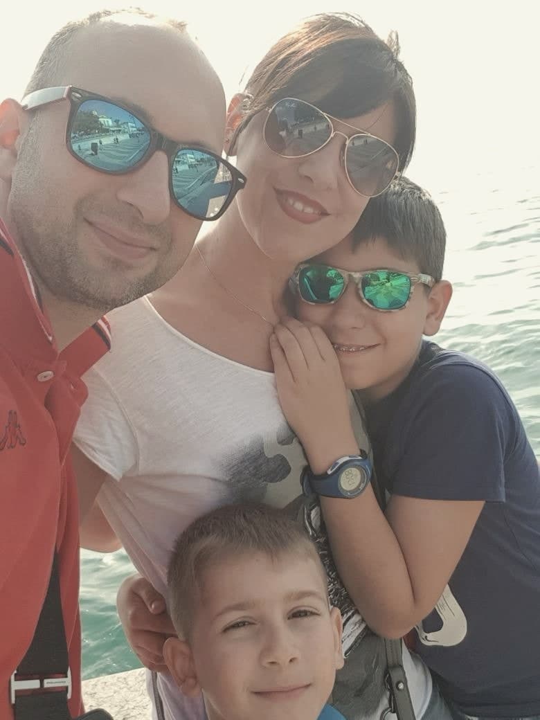 La stessa famiglia qualche anno fa, al mare, con i figli ancora bambini